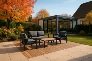 Terrasse en bois, composite et grès cérame entretenue dans un jardin alsacien