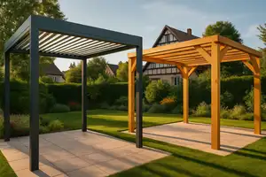 Pergola en aluminium anthracite et pergola en bois côte à côte dans un jardin alsacien