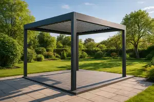 Pergola bioclimatique aluminium installée sur une terrasse en dalle sur plot