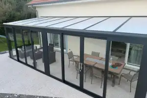 Véranda toit fixe – grand espace repas extérieur