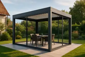Pergola bioclimatique aluminium avec vitrage coulissant fermé sur terrasse alsacienne